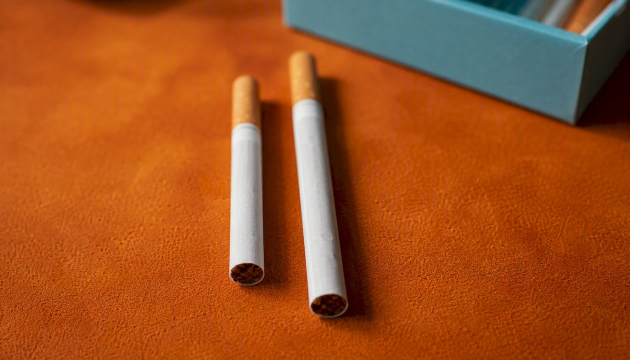Side by side king size and superking cigarettes